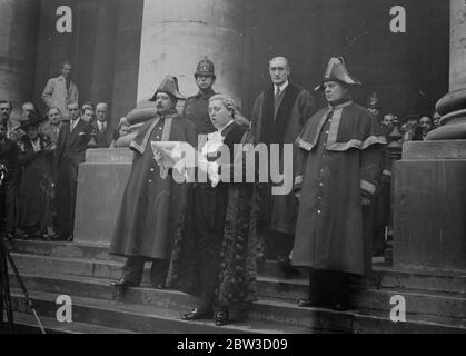 Gemeiner Kritiker liest Proklamation Auflösung parlament von Royal Exchange Schritte in London . Die Menge, die der Verkündigung zuhört, wird vorgelesen. 26. Oktober 1935 Stockfoto