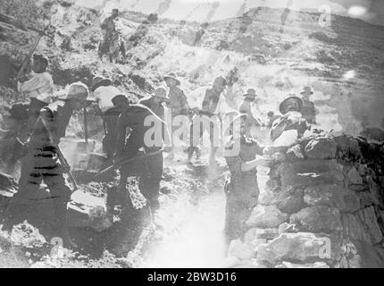 Italienische Ingenieure bauen Straßen an der Nordgrenze. Italienische Ingenieure bauen eine Straße durch das raue Land bei Mekalle . 24. Oktober 1935 Stockfoto