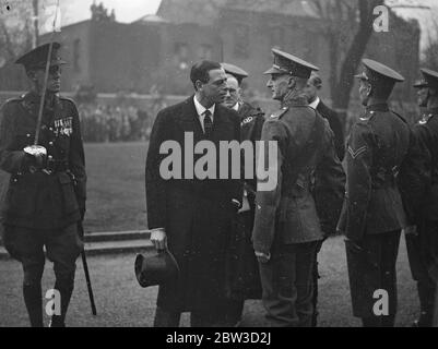 Herzog von Kent eröffnet neues Rathaus von Hornsey. Der Herzog von Kent eröffnete das neue Rathaus und das öffentliche Rathaus von Hornsey in Crouch End. Foto zeigt, der Herzog von Kent inspiziert die Wache der Ehre. November 1935 Stockfoto