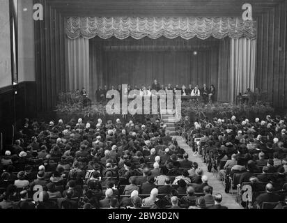 Herzog von Kent eröffnet neues Rathaus von Hornsey. Der Herzog von Kent eröffnete das neue Rathaus und das öffentliche Rathaus von Hornsey in Crouch End. Foto zeigt, die Szene im neuen Rathaus als der Herzog von Kent hielt seine Rede. November 1935 Stockfoto