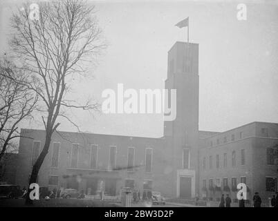 Herzog von Kent eröffnet neues Rathaus von Hornsey. Der Herzog von Kent eröffnete das neue Rathaus und das öffentliche Rathaus von Hornsey in Crouch End. Foto zeigt, eine allgemeine Ansicht des Rathauses während der Eröffnungsfeier. November 1935 Stockfoto