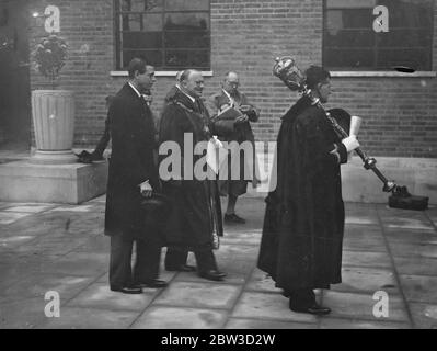 Herzog von Kent eröffnet neues Rathaus von Hornsey. Der Herzog von Kent eröffnete das neue Rathaus und das öffentliche Rathaus von Hornsey in Crouch End. Foto zeigt, der Herzog von Kent mit dem Bürgermeister von Hornsey, Ratsmitglied WJ Grimshaw, JP bei der Eröffnungszeremonie. November 1935 Stockfoto