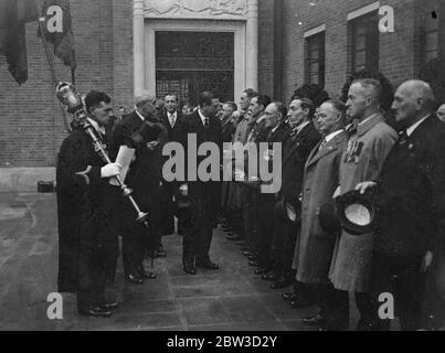 Herzog von Kent eröffnet neues Rathaus von Hornsey. Der Herzog von Kent eröffnete das neue Rathaus und das öffentliche Rathaus von Hornsey in Crouch End. Foto zeigt, der Herzog von Kent inspiziert die Wache der Ehre. November 1935 Stockfoto