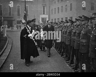 Herzog von Kent eröffnet neues Rathaus von Hornsey. Der Herzog von Kent eröffnete das neue Rathaus und das öffentliche Rathaus von Hornsey in Crouch End. Foto zeigt, der Herzog von Kent inspiziert die Wache der Ehre. November 1935 Stockfoto