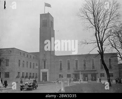 Herzog von Kent eröffnet neues Rathaus von Hornsey. Der Herzog von Kent eröffnete das neue Rathaus und das öffentliche Rathaus von Hornsey in Crouch End. Foto zeigt, eine allgemeine Ansicht des Rathauses während der Eröffnungsfeier. November 1935 Stockfoto