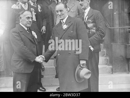 SAir Malcolm Campbell Hände in seiner Wahl Nominierung. Sir Malcolm Campbell, der Rennfahrer, der National Natinal Kandidat in Deptford, in seiner Nominierung Papier an den Bürgermeister von Deptford, Ratsmitglied J E Pearson, in Deptford Town Hall. Foto zeigt, Sir Malcolm Campbell schüttelt die Hände mit seinem Gegner, Alderman W H Green, in Deptford Town Hall. November 1935 Stockfoto