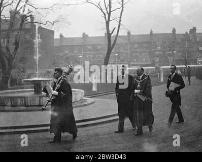 Herzog von Kent eröffnet neues Rathaus von Hornsey. Der Herzog von Kent eröffnete das neue Rathaus und das öffentliche Rathaus von Hornsey in Crouch End. Foto zeigt, der Herzog von Kent mit dem Bürgermeister von Hornsey, Ratsmitglied WJ Grimshaw, JP bei der Eröffnungszeremonie. November 1935 Stockfoto