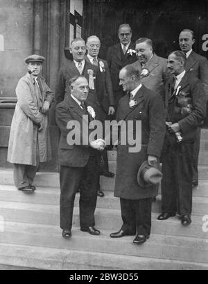 SAir Malcolm Campbell Hände in seiner Wahl Nominierung. Sir Malcolm Campbell, der Rennfahrer, der National Natinal Kandidat in Deptford, in seiner Nominierung Papier an den Bürgermeister von Deptford, Ratsmitglied J E Pearson, in Deptford Town Hall. Foto zeigt, Sir Malcolm Campbell schüttelt die Hände mit seinem Gegner, Alderman W H Green, in Deptford Town Hall. November 1935 Stockfoto