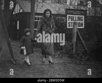 Judith Merilyn Brooks von Greyshott im Alter von 4 Jahren, ist auf der Wahlliste. Also kam sie zur Abstimmung. 14. November 1935 Stockfoto