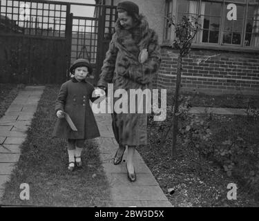 Judith Merilyn Brooks von Greyshott im Alter von 4 Jahren, ist auf der Wahlliste. Also kam sie zur Abstimmung. 14. November 1935 Stockfoto