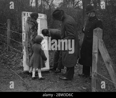 Judith Merilyn Brooks von Greyshott im Alter von 4 Jahren, ist auf der Wahlliste. Also kam sie zur Abstimmung. 14. November 1935 Stockfoto