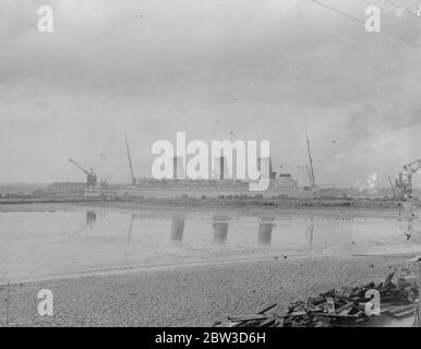 Die Kaiserin von Großbritannien flutete. Die Platten in den Bögen der Empress of Britain, die beschädigt wurden, als das Schiff kam in Kollision mit dem Kafiristan in der St Lawrence River im Sommer werden in Trockendock in Southampton erneuert , wo das Schiff wird ihre jährliche Überholung . Foto zeigt, die Kaiserin von Britian flutete in Trockendock in Southampton. 16. November 1935 Stockfoto