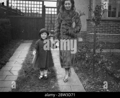 Judith Merilyn Brooks von Greyshott im Alter von 4 Jahren, ist auf der Wahlliste. Also kam sie zur Abstimmung. 14. November 1935 Stockfoto