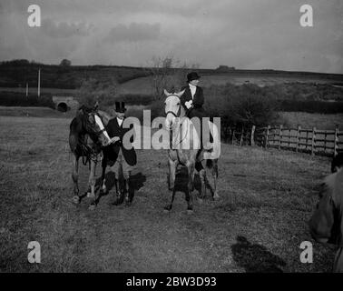 Duke und Herzogin von Gloucester jagen in East Carlton während ihrer Flitterwochen in Boughton Hall, Kettering, Northamptonshire. 13. November 1935 HRH Prinz Henry, Herzog von Gloucester und Lady Alice Montagu Douglas Scott Stockfoto