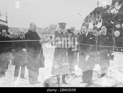 Tolle neue Brücke über die Donau eröffnet. Prinz Paul, Oberregent von Jugoslawien, eröffnete die große neue König Peter II Brücke über die Donau zwischen Belgrad und Pantchevo. Die Brücke trägt eine Eisenbahnstrecke und eine Straße. Foto zeigt, Prinz Paul Schneiden des Bandes. 13. November 1935 Stockfoto