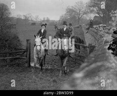 Duke und Herzogin von Gloucester jagen in East Carlton während ihrer Flitterwochen in Boughton Hall, Kettering, Northamptonshire. 13. November 1935 HRH Prinz Henry, Herzog von Gloucester und Lady Alice Montagu Douglas Scott Stockfoto