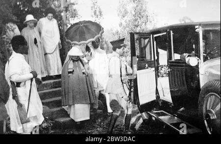 Abessinier Kaiser und Kaiserin besuchen Britisches Rotes Kreuz Hauptquartier in Addis Abeba - Frau des britischen Ministers als Führer. Die Kaiserin, die nach ihrem Besuch beim Roten Kreuz in ihr Auto steigen will. 19. November 1935 Stockfoto