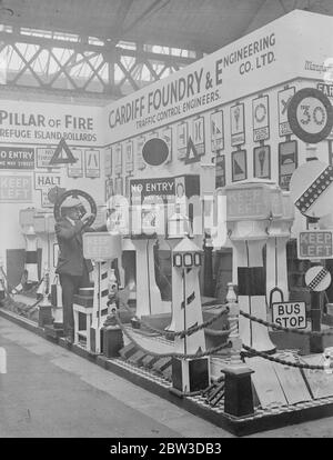 Autofahrer Alptraum bei der Ausstellung für öffentliche Arbeiten in der Royal Agricultural Hall, Islington. Eine Sammlung von Verkehrszeichen berechnet, um Autofahrer eine Vorstellung davon, was eine moderne Inquisition wäre wie. 18. November 1935 Stockfoto