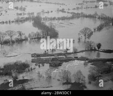 Dreizehn Dörfer in Kent, die von Überschwemmungen abgeschnitten sind. Die überflutete Landschaft östlich von Tonbridge . 18. November 1935 Stockfoto