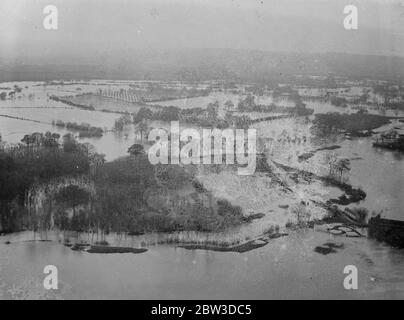 Dreizehn Dörfer in Kent, die von Überschwemmungen abgeschnitten sind. Die überflutete Landschaft östlich von Tonbridge . 18. November 1935 Stockfoto