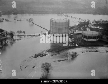 Dreizehn Dörfer in Kent, die von Überschwemmungen abgeschnitten sind. Gesometer umgeben von Hochwasser bei Tonbridge, Kent. 18. November 1935 Stockfoto