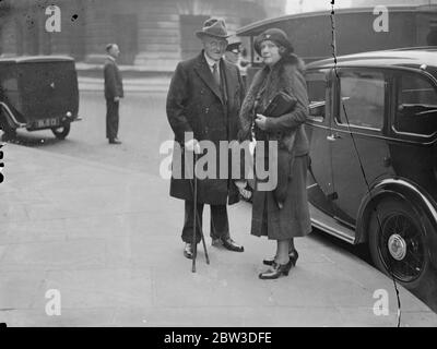 Lord Snowden spricht bei der Wahl an den National Liberal Club. Lord und Lady Snowden Ankunft im National Liberal Club . 16. Oktober 1935 Stockfoto