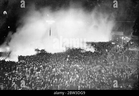 Mailand feiert den Herbst von Adowa . Die riesige Menge auf dem Domplatz, Mailand feiert den italienischen Sieg in Adowa. Oktober 1935 Stockfoto