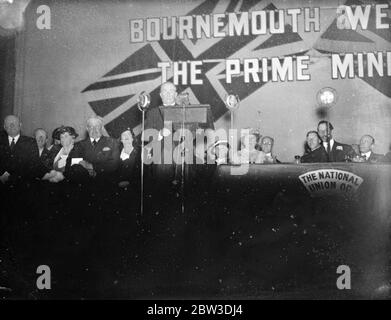 Herr Baldwin sagt den Konservativen, Großbritannien müsse die Liga unterstützen. Herr Stanley Baldwin spricht in Bournemouth . Oktober 1935 Stockfoto