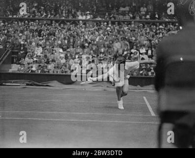 Helen Jacobs trifft Holländisches Mädchen, Miss M R Couquerque, in Wimbledon. Miss Helen Jacobs im Spiel. 27 Juni 1935 Stockfoto