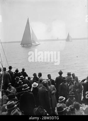 Grand Stand Blick auf die ' Endeavour ' Rennen während der Cowes Week. Bremer Passagiere auf der Ausschreibung ' Greeting s ' haben einen nahen Blick auf Mr T O M Sopwith ' s Yacht Endeavore, wie sie in Cowes Roads während der Regatta des Royal Thames Yacht Club ' s Rennen. August 1935 Stockfoto