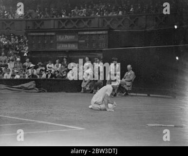 Fred Perry besiegt seinen alten Rivalen in Wimbledon. J Van Ryn fällt in einem Versuch, einen Schuss von Perry zurück. 27 Juni 1935 Stockfoto