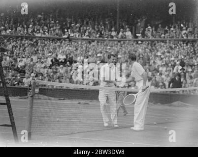 Fred Perry besiegt seinen alten Rivalen in Wimbledon. Perry (rechts) wird von J Van Ryn von Amerika nach seinem Sieg gratuliert. 27 Juni 1935 Stockfoto