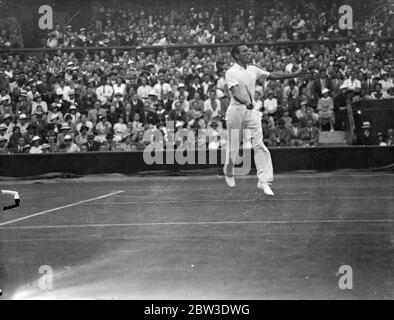 Die Challenge-Runde des Davis Cup . Fred Perry nahm den ersten Satz 6 - 0, als er Don Budge in der zweiten Einzelspiel der Davies Cup Challenge Runde in Wimbledon gespielt. Foto zeigt, Fred Perry im Spiel. 27 Juli 1935 Stockfoto