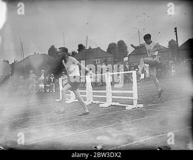Paris Schüler Athleten treffen London Team zum ersten Mal in Rutlish Schule, Merton, London. Foto zeigt, D E Martin führt Louis Gallior in den Hürden. 26 Juli 1935 Stockfoto