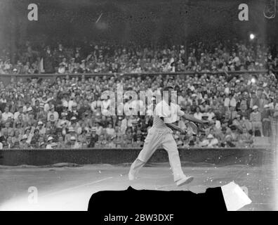 Die Challenge-Runde des Davis Cup . Fred Perry nahm den ersten Satz 6 - 0, als er Don Budge in der zweiten Einzelspiel der Davies Cup Challenge Runde in Wimbledon gespielt. Foto zeigt, Fred Perry im Spiel. 27 Juli 1935 Stockfoto