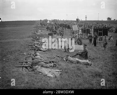 Armoury Sergeant gewinnt King ' s Preis in Bisley. Armoury Staff Sergeant F S Französisch der Hets Yeomanry gewann den König ' s Preis in Bisley .mit einer Punktzahl von 289 . Foto zeigt, eine allgemeine Ansicht des Königs ' s hundert schießen auf der 1, 000 Yards Marke auf der Stickledown Range. 20 Juli 1935 Stockfoto