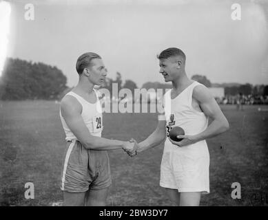 Paris Schüler Athleten treffen London Team zum ersten Mal in Rutlish Schule, Merton, London. Foto zeigt, C H Fenner (Highgate), (rechts) der Gewinner der Putting der Schuss, wird von Jean Minet von Lycee Michelet gratuliert. . 26 Juli 1935 Stockfoto