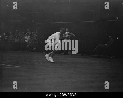 Helen Jacobs trifft Holländisches Mädchen, Miss M R Couquerque, in Wimbledon. Miss Helen Jacobs im Spiel. 27 Juni 1935 Stockfoto