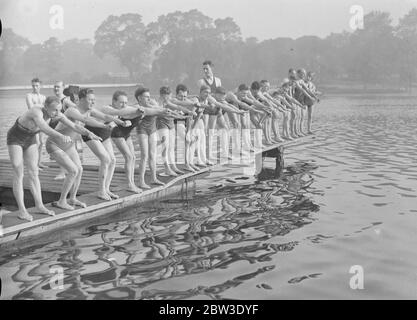 Schwimmrennen für Jubilee Cup in der Serpentine . M Manning gewann das Schwimmrennen, für den Jubilee Cup in der Serpentine, Hude Park. Foto zeigt den Start des Rennens. 27 Juni 1935 Stockfoto