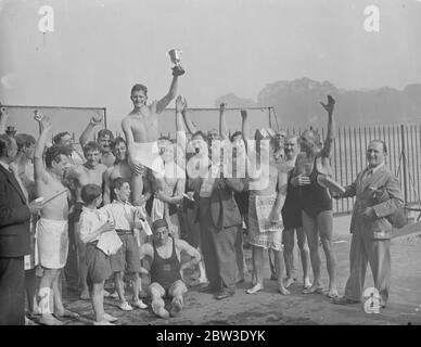 Sieger des Schwimmrennens zum Jubilee Cup im Serpentine. M Manning gewann das Schwimmrennen, für den Jubilee Cup in der Serpentine, Hude Park. Foto zeigt den Start des Rennens. 27 Juni 1935 Stockfoto