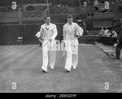 Die Challenge-Runde des Davis Cup . Fred Perry nahm den ersten Satz 6 - 0, als er Don Budge in der zweiten Einzelspiel der Davies Cup Challenge Runde in Wimbledon gespielt. 27 Juli 1935 Stockfoto