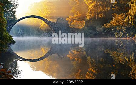 Geheimnisvolle Brücke im Morgennebel Stockfoto