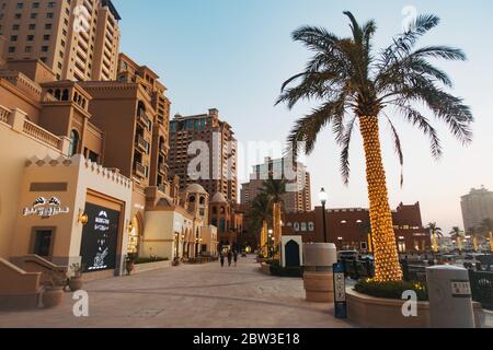 Abenddämmerung entlang der Marina Promenade an der Pearl-Qatar, einer künstlichen Wohninsel in Doha, Katar Stockfoto