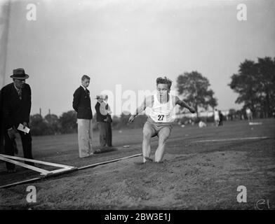 Paris Schüler Athleten treffen London Team zum ersten Mal in Rutlish Schule, Merton, London. Foto zeigt, Werner Quintin (Ecole Superieure de Commerce) macht den Sprung, die ihn zweiten Platz im Weitsprung gewonnen. 26 Juli 1935 Stockfoto