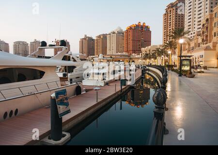 Boote, die an einem Yachthafen in der Pearl-Katar, einer künstlichen Wohninsel in Doha, Katar, festgemacht Stockfoto