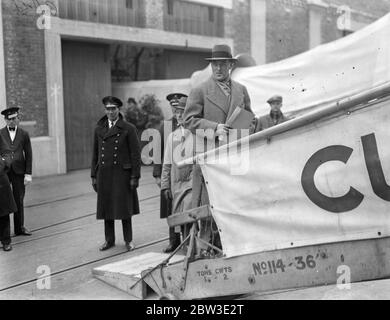 Sir Malcolm Campbell besteigen sein Schiff in Southampton auf dem Weg nach Amerika für seinen zweiten Versuch in der Geschwindigkeit des Landes Rekord. 25. Januar 1935 Stockfoto