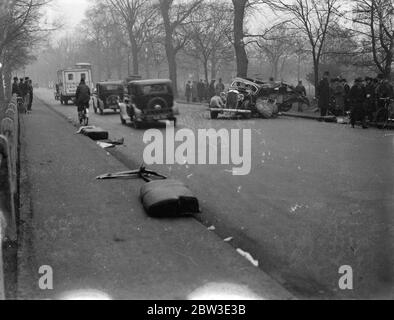 Auto stürzt in Bäume bei Tooting . 30. November 1934 Stockfoto