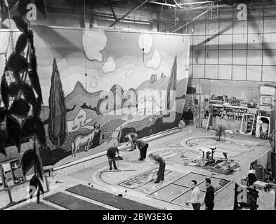 Einige Maler in einem Studio im Norden Londons, die den letzten Schliff zu einer Szene für eine der vielen Pantomimen in London. Dezember 1934 Stockfoto