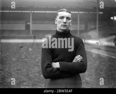 Percy Hooper, Spurs neue 6' Torwart, versucht seine Praxis in White Hart Lane. Januar 1935 Stockfoto