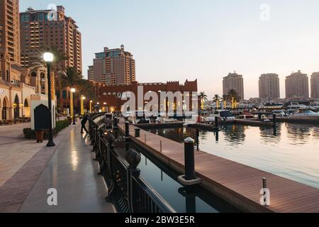 Abenddämmerung entlang der Marina Promenade an der Pearl-Qatar, einer künstlichen Wohninsel in Doha, Katar Stockfoto